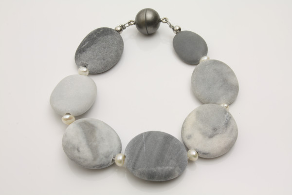Armband schlicht, grau mit Kiesel